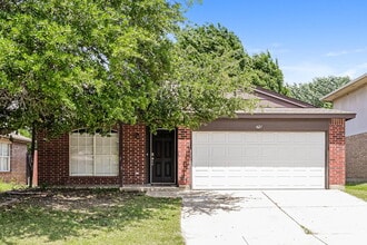 Building Photo - 621 Hollyberry Dr