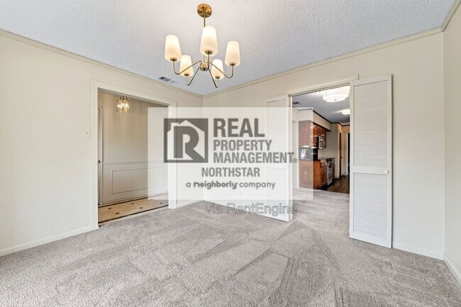 Building Photo - 902 Arrowhead Dr
