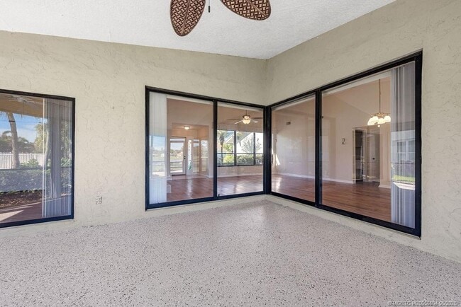 Building Photo - 2386 SW Creekside Dr