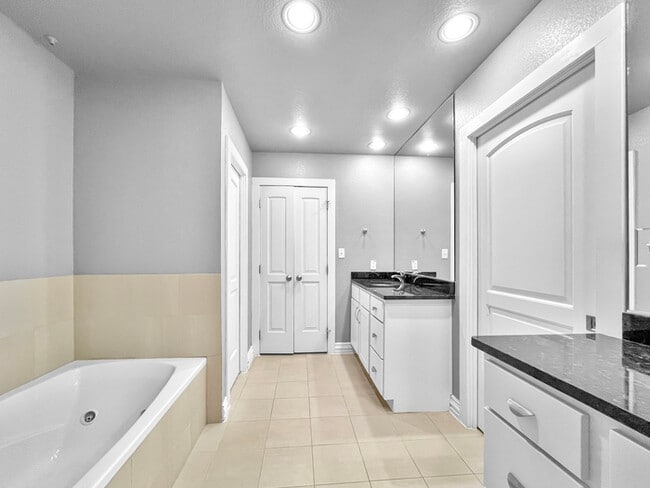 Building Photo - 2BR Townhome w/ Garage, Patio + Pool Access in 75209