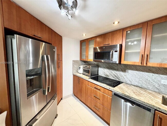 Building Photo - 999 Brickell Bay Dr