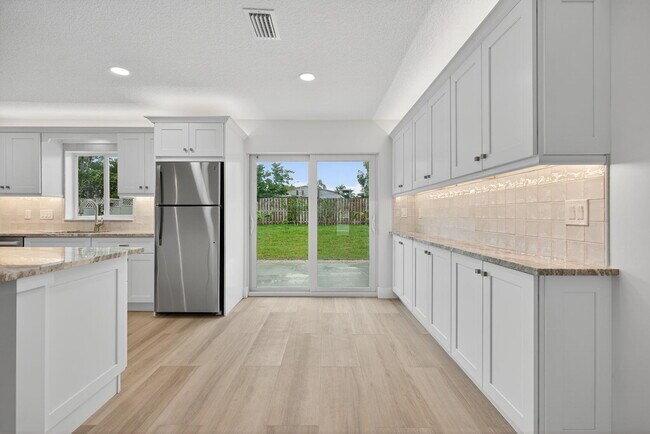 Building Photo - 8776 SE Sandy Ln