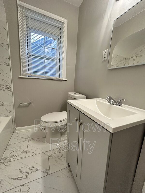 Building Photo - 2407 Larose Ave