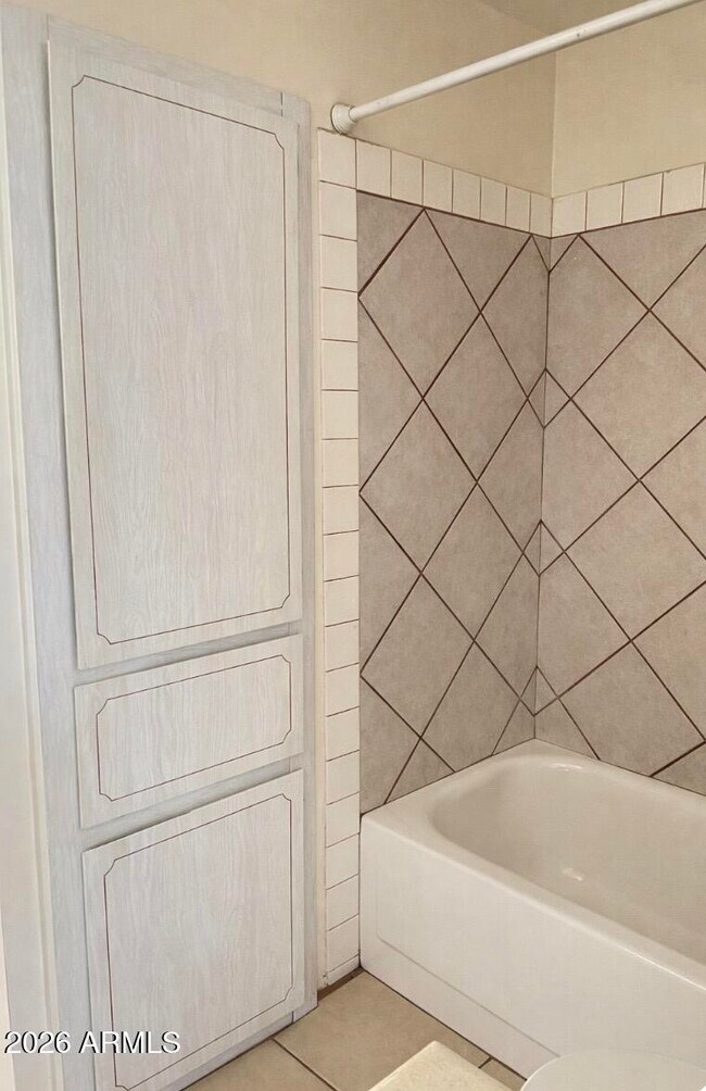 Building Photo - 2022 W Eugie Ave