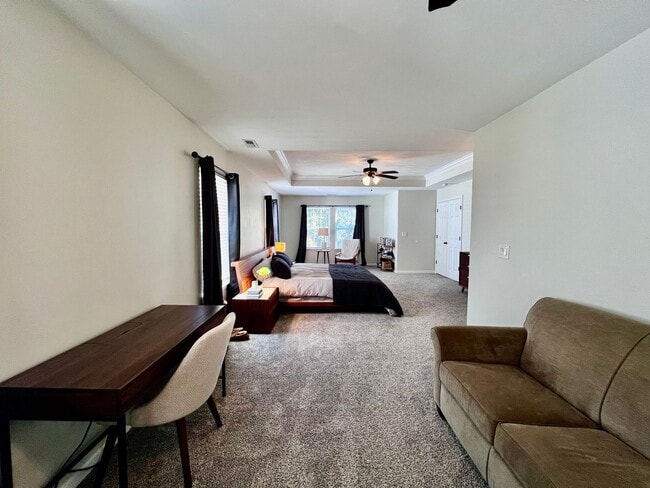 Building Photo - Charming 4 Bedroom home Near Virginia Beach Oceanfront!