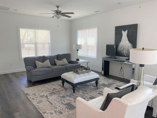 Building Photo - COMING SOON! 4 Bedroom Home. Poplar Masonboro Loop Location, Top schools! Garage