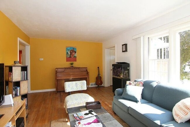 Building Photo - Now Leasing! Charming Home in One of Madis...