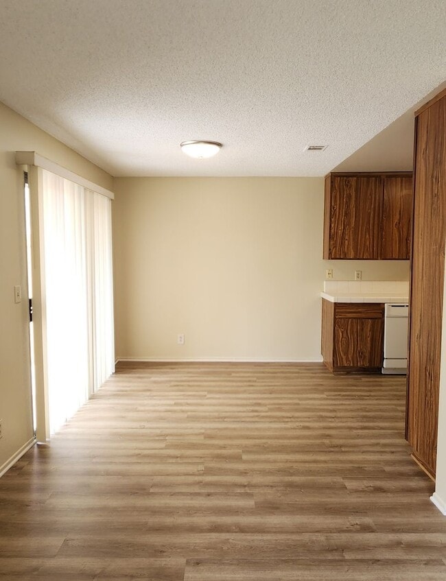 Building Photo - Your perfect Ventura retreat—spacious 3 be...