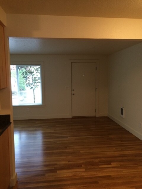 Building Photo - Ainsworth Court Hardwoods Pet Parking Bus/Bike