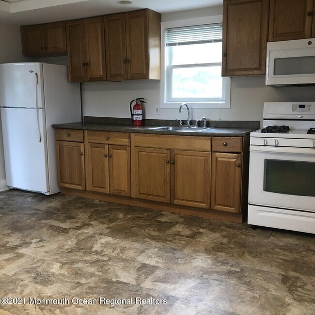 Building Photo - 497 Sycamore Ave