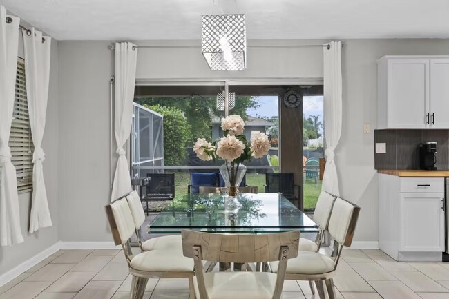 Building Photo - 730 SE White Ave