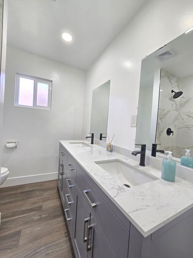 Building Photo - ? Modern 3-Bed, 2-Bath Home with Gorgeous ...