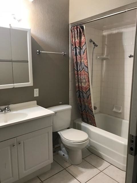 Building Photo - 2827 Lloyd Dr