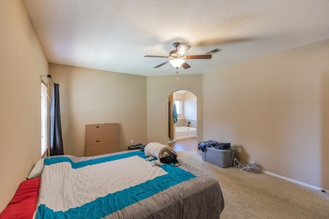 Building Photo - Spacious 4 Bedroom Home