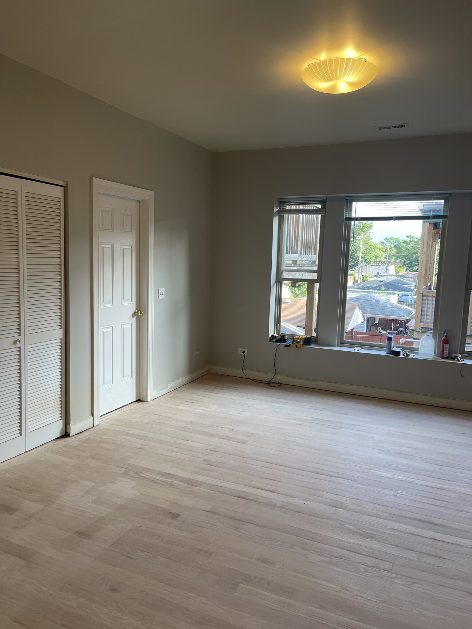 Large Living Room - 6201 S Champlain Ave