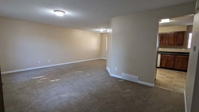 Building Photo - SPACIOUS TWO STORY 3 BED/2.5 BATH WITH FENCED BACKYARD IN CUL-DE-SAC!