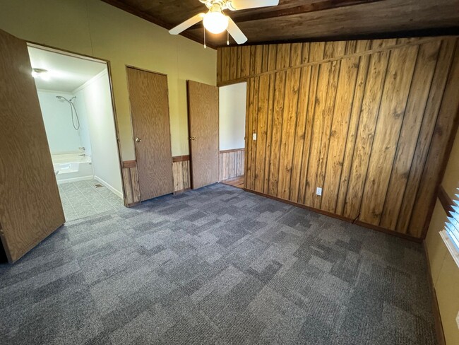 Building Photo - Cozy 3/2 Mobile Home in the Silver Creek A...