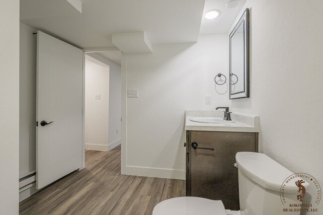 Building Photo - 910 Rood Ave