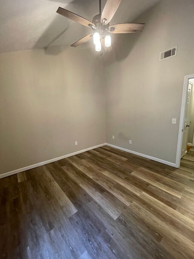 Building Photo - 515 Lakebrink Ct