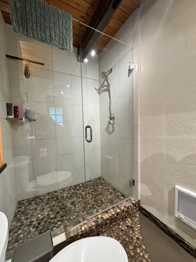 Building Photo - FOR RENT: FURNISHED LONG-TERM EXTREMELY CO...