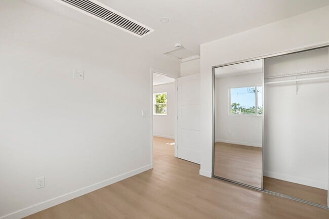 Building Photo - 1 Bedroom 1 Bath upstairs unit in University Heights available Mid-May 2026