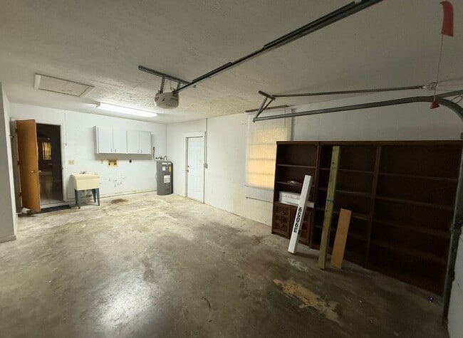 Building Photo - Charming 3/2- Heart of Zephyrhills