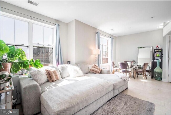 Building Photo - 989 S Buchanan St