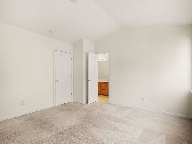 Building Photo - 2 Bed/2Bath Townhouse for RENT!