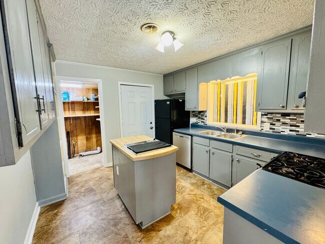 Building Photo - Inviting 3-Bedroom, 1.5-bath