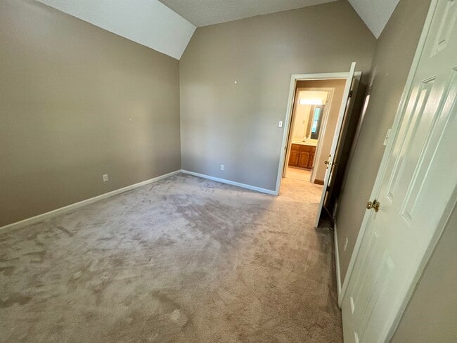 Building Photo - 2025 Mt Badon Ln