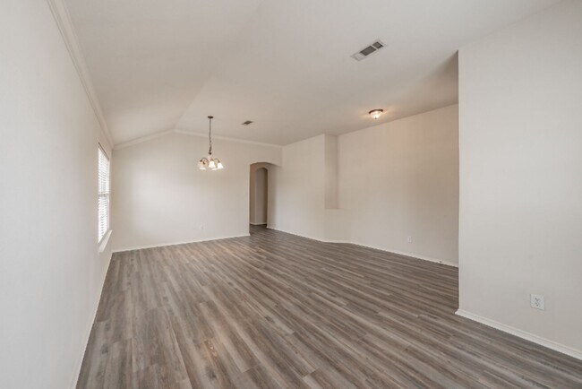 Building Photo - 636 Saddleway Dr