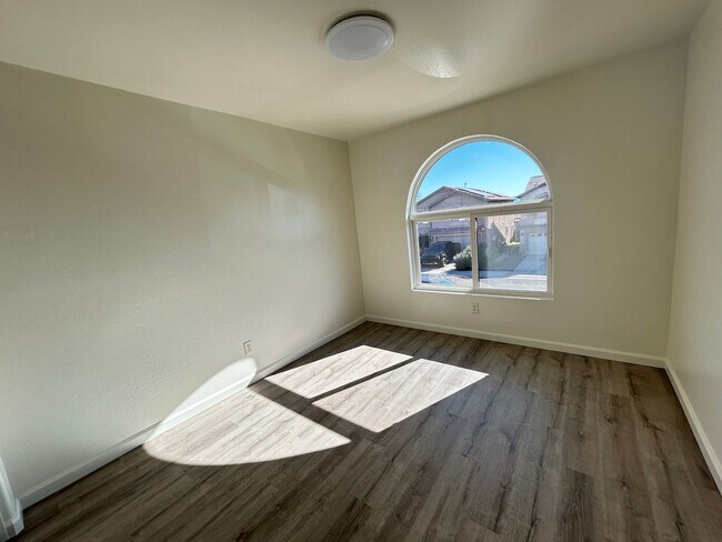 Building Photo - Stunning 4 Bedroom Remodel in Harbor Shores