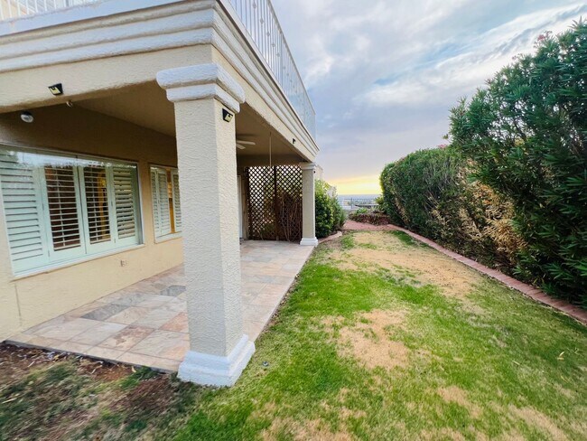 Building Photo - Stunning 4 bedroom, 3 bath home in West El...