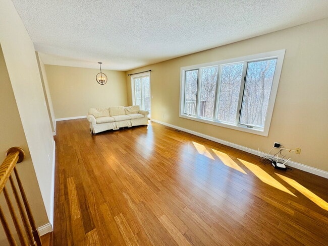 Building Photo - Charming Chaska Retreat: Spacious Single Family Homer 3-Bedroom 2.5 Bathroom Home with Finished B...