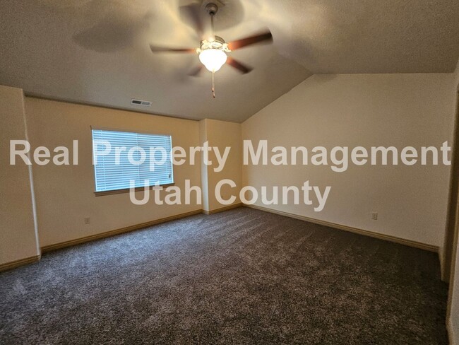 Building Photo - Orem Townhome Central to City Center