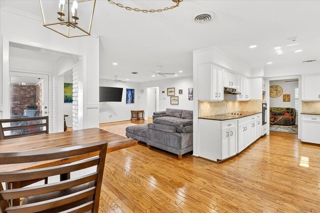 Building Photo - 722 Brock Dr