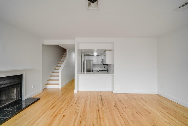 Building Photo - 300 Grand St