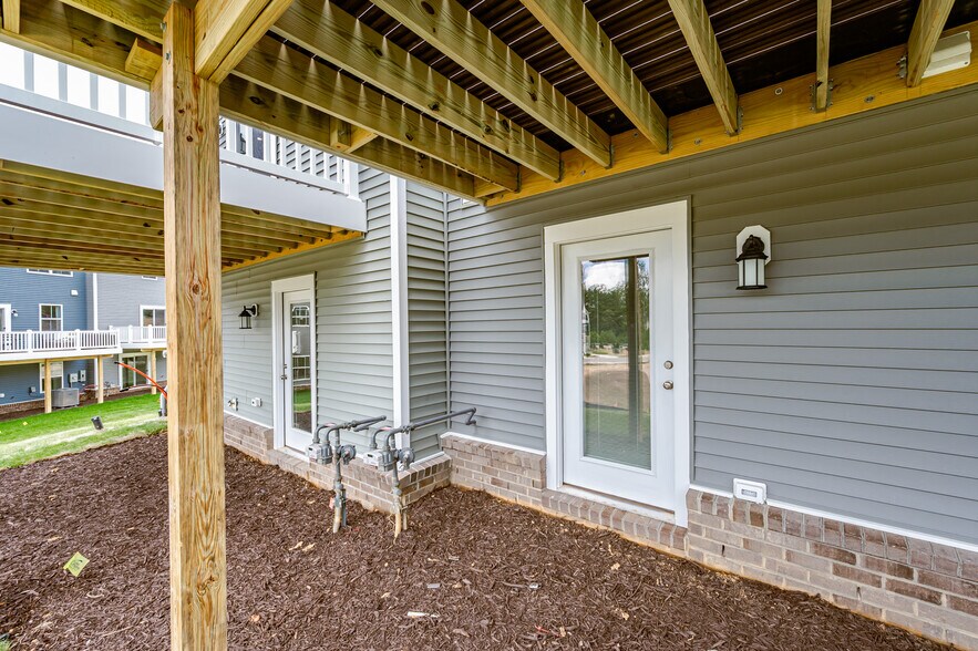Building Photo - 8757 Whitman Dr