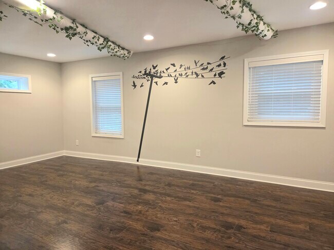 Building Photo - 6126 Netherwood Dr