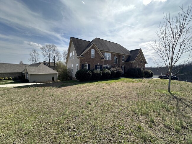 Building Photo - 5511 Ginkgo Rd