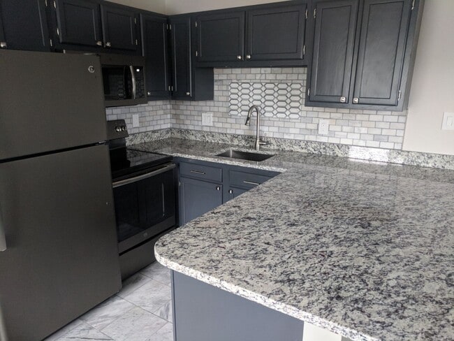 Building Photo - Gorgeous  1BR Condo Near UTK | Parking, On-site Laundry