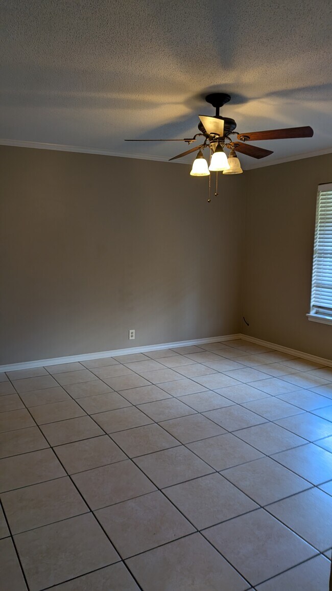 Building Photo - 711 Hillview St