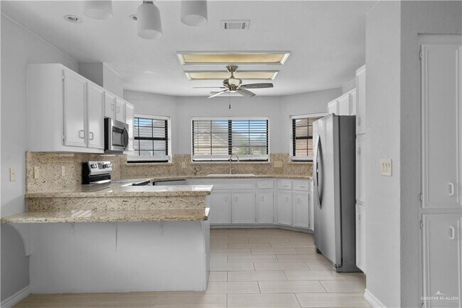 Building Photo - 21 E Moore Rd