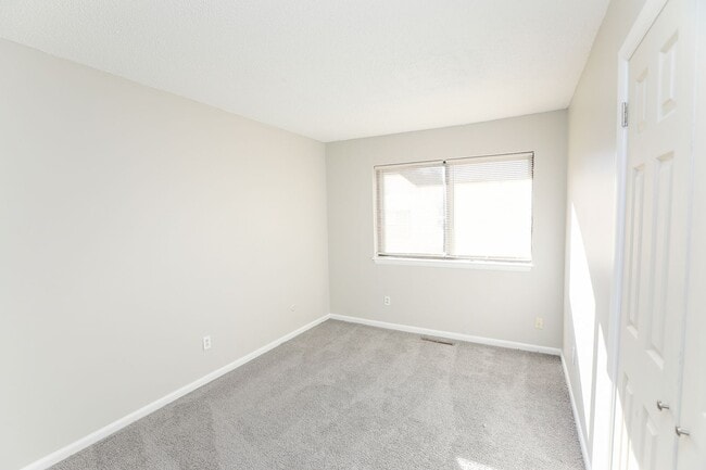 Building Photo - Spacious Townhome Updated Throughout!