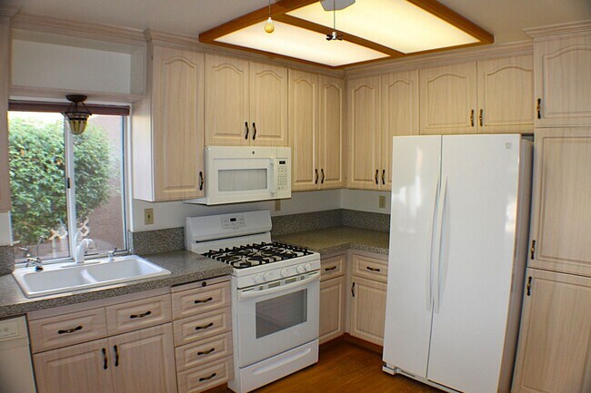 Building Photo - Beautiful Sun Lakes Country Club Home – 55+ Gated Community