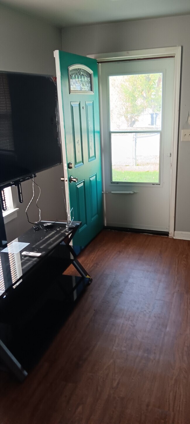 Building Photo - 548 E Woodrow St