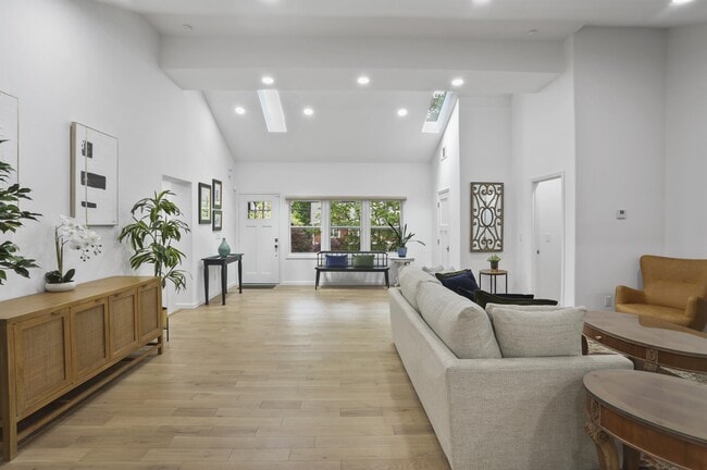 Building Photo - 1315 Normandy Dr NE