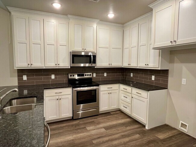 Building Photo - Beautiful 2 Bed 2 Bath! $750 Off First Ful...