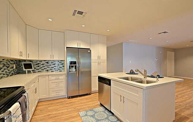 Building Photo - 14 E Balboa Dr