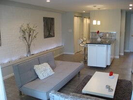 Building Photo - 626 G St NE